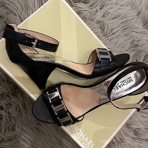 Michael Korss Greta Sandal - Picture 5 of 6